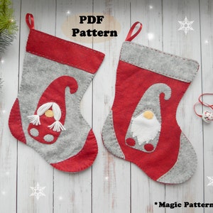 Może przedstawiać: Dwie świąteczne skarpety z filcu z motywami gnomów. Skarpety są czerwone i szare z białymi akcentami. Tekst "PDF Pattern" znajduje się w górnej części obrazu. Tekst "*Magic Pattern Shop*" znajduje się w dolnej części obrazu.
