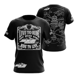 Könnte beinhalten: Schwarzes T-Shirt mit einem weißen Aufdruck mit der Aufschrift "LIVE TO RIDE OFF ROAD KING 4X2 1000R RIDE TO LIVE". Auf der Rückseite des Shirts befindet sich eine weiße Illustration einer Pagode und von Bergen. Das Shirt hat kurze Ärmel.