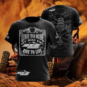 Könnte beinhalten: Schwarzes T-Shirt mit weißem Aufdruck auf der Vorderseite mit der Aufschrift "LIVE TO RIDE OFF ROAD KING 4X2 1000R RIDE TO LIVE". Die Rückseite des Shirts zeigt eine weiße Illustration einer Pagode und Landschaft.