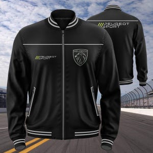 Könnte beinhalten: Schwarze Bomberjacke mit weißen Streifen an Kragen, Bündchen und Saum. Die Jacke zeigt das Logo "PEUGEOT SPORT" und ein Peugeot-Emblem. Sie hat einen Reißverschluss und zwei Vordertaschen mit weißer Einfassung.