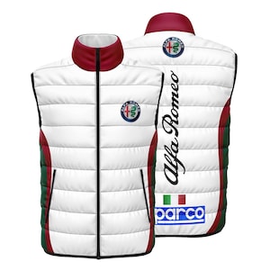 Peut inclure: Gilet matelassé blanc avec garniture rouge et verte, arborant le logo et la marque Alfa Romeo. Le gilet a un col montant et une fermeture éclair intégrale. Le dos affiche le logo et le texte Alfa Romeo.