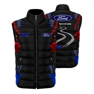 Op de afbeelding: Zwart gewatteerd vest met een volledige ritssluiting. De voorkant toont het Ford-logo en de letters RS, met rode, blauwe en witte race-accenten. De achterkant heeft het Ford Racing-logo en een bandenspoorafbeelding.