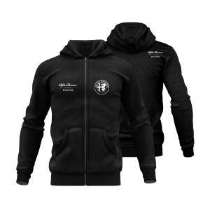 Może przedstawiać: Czarna bluza z kapturem zapinana na zamek z logo Alfa Romeo Racing na piersi i plecach. Logo jest białe i okrągłe. Bluza posiada kaptur, przednie kieszenie i zamek błyskawiczny na całej długości.