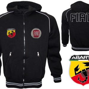 Könnte beinhalten: Schwarzer Kapuzenpullover mit Reißverschluss, weißem Besatz und Kapuze. Mit Abarth- und Fiat-Logos auf der Vorderseite und "FIAT" in Weiß auf der Rückseite. Die Jacke hat einen gerippten Saum und Bündchen mit weißen Streifen.