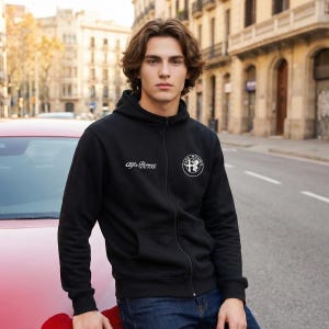 Kurtka z kapturem Alfa Romeo / Haftowana odzież uliczna z motywem wyścigów motorowych / Pomysły na prezenty dla miłośników tuningu samochodowego KL24