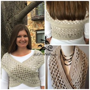Peut inclure: Un gilet en crochet beige avec un devant croisé et un motif ajouré délicat. Le gilet est présenté sur un mannequin et sur une forme. Le texte "NoCo Knit Wit Designs" est visible sur l'image.