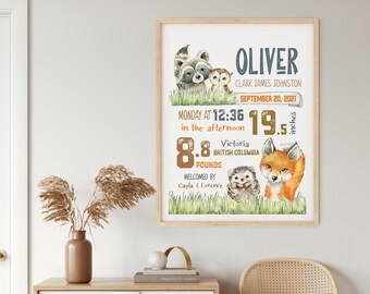 Peut inclure: Une affiche d'annonce de naissance sur le thème de la forêt avec un renard, un raton laveur, un hibou et un hérisson. L'affiche présente le nom Oliver Clark James Johnston, né le 20 septembre 2021 à 12h36 à Victoria, en Colombie-Britannique. Le bébé pesait 8,8 livres et mesurait 19,5 pouces.