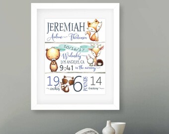 Peut inclure: Une annonce de naissance sur le thème de la forêt encadrée avec le nom Jeremiah, la date de naissance 10/16/17, l'heure 9:41, le lieu Los Angeles, CA, et les mesures 19 pouces et 6 livres 14 onces.