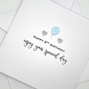 Élégante carte de 2e anniversaire - Design simple et élégant avec ballon - Profitez de vos voeux pour un jour spécial. Choisissez la couleur du ballon