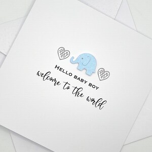 Nouvelle carte faite main pour bébé garçon avec un éléphant mignon. Bienvenue dans le monde. Carte de bébé. Bonjour petit garçon. Carte bébé éléphant
