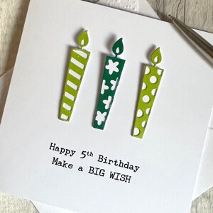 Carte personnalisée pour 5e anniversaire. Carte d'anniversaire de 5 ans pour fille, garçon, fille, fils, 5 et 5 ans. Faites un grand vœu avec des bougies. Ajouter un nom