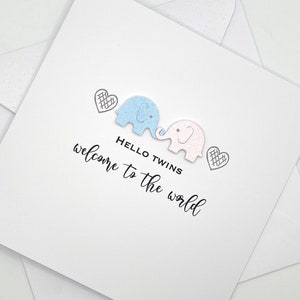 Carte faite main de nouveaux bébés jumeaux avec un éléphant mignon. Bienvenue dans le monde. Carte de bébé. Bonjour bébés jumeaux. Carte bébé éléphant