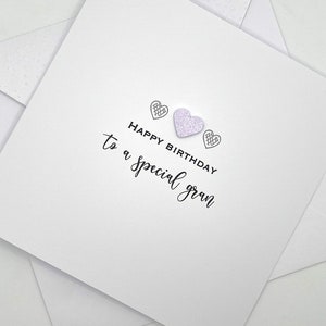 Carte d'anniversaire de grand-mère faite main avec des coeurs. Joyeux anniversaire mamie. Carte d'anniversaire pour grand-mère. Carte d'anniversaire de grand-mère