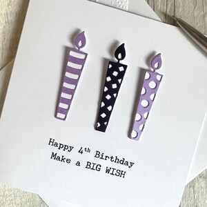 Carte personnalisée pour le 4e anniversaire. Carte d'anniversaire de 4 ans pour fille, garçon, fille, fils, 4 ans, 4 ans. Faites un grand vœu avec des bougies. Ajouter un nom