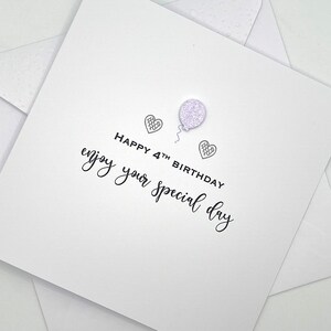 Élégante carte de 4e anniversaire - Design simple et élégant avec ballon - Profitez de vos voeux pour un jour spécial. Choisissez la couleur du ballon