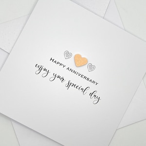 Carte d'anniversaire de mariage faite main avec coeurs. Carte d'anniversaire de mariage. Le jour de votre anniversaire de mariage. Félicitations, monsieur et madame, heureux couple