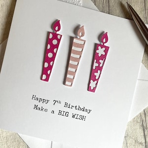Carte personnalisée du 7e anniversaire. Carte d'anniversaire de 7 ans pour fille, garçon, fille, fils de 7 ans et 7 ans. Faites un grand vœu avec des bougies. Ajouter un nom