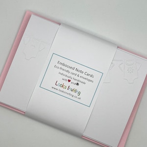 Cartes en relief pour vêtements de bébé. 6 cartes de correspondance et enveloppes vierges gaufrées. Coffret cadeau de papeterie pour nouvelle maman. Cartes de correspondance vierges. Pack de petits papiers