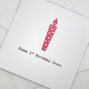 Carte personnalisée de 1er anniversaire. Carte d'anniversaire de 1 an pour fille, garçon, fille, fils de 1 an. Faites un grand vœu avec des bougies. Ajouter un nom