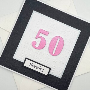 Carte personnalisée du 50e anniversaire - Nom et âge personnalisés - Carte jalon, design élégant pour lui ou pour elle. Choisissez la couleur du numéro
