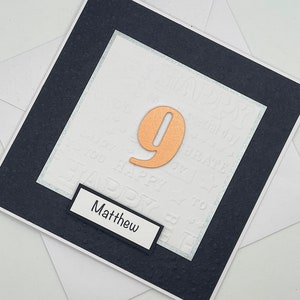 Carte d'anniversaire personnalisée pour 9 ans - Nom et âge personnalisés - Carte d'étape importante, design élégant pour lui ou pour elle. Choisissez la couleur du numéro