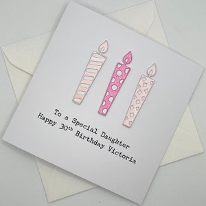 N'importe quelle expression pour carte de joyeux anniversaire personnalisée avec bougies. Toute formulation, tout nom, tout parent, tout âge, âge spécial, jalon