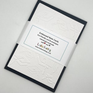 Cartes de chapeaux de fin d'études. 6 cartes et enveloppes de remise des diplômes en relief. Coffret cadeau papeterie. Cartes de correspondance vierges. Pack de petits papiers. Félicitations