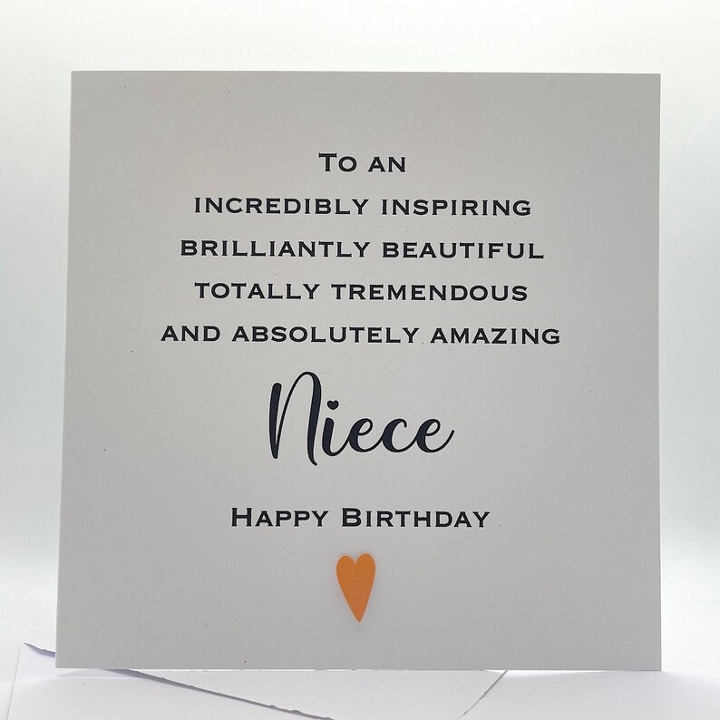 Puede incluir: Una tarjeta blanca con texto negro que dice "To an incredibly inspiring brilliantly beautiful totally tremendous and absolutely amazing Niece Happy Birthday". Un peque&ntilde;o coraz&oacute;n naranja est&aacute; en el centro inferior de la tarjeta.