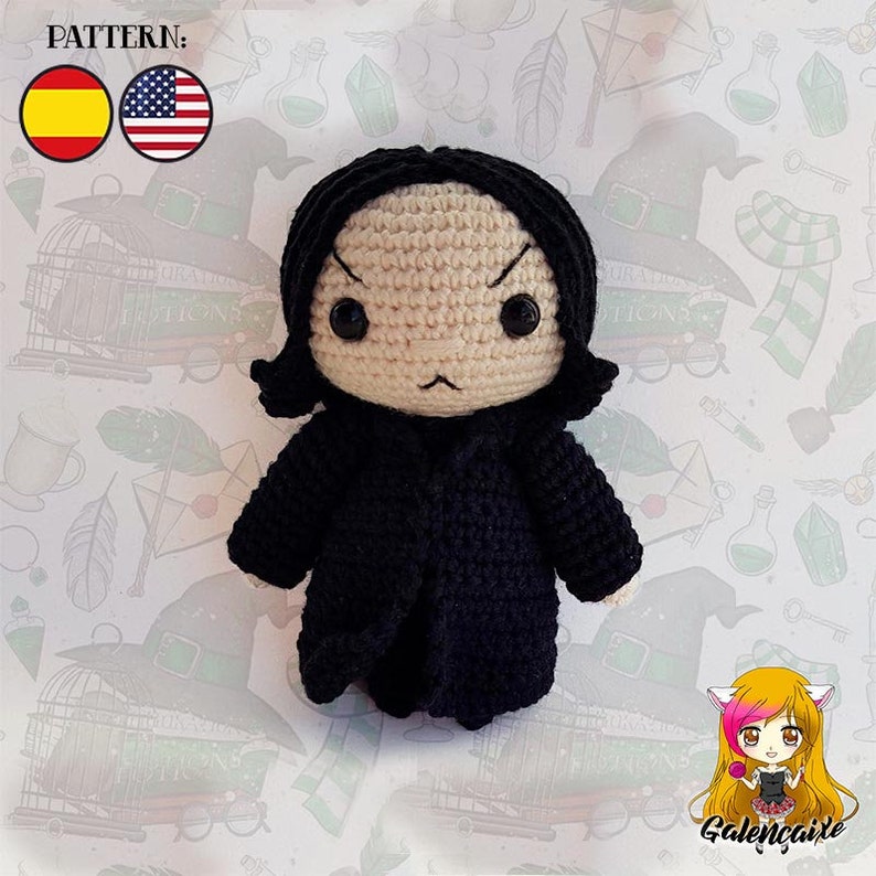 Może przedstawiać: Amigurumi postaci z czarnymi włosami, czarnym płaszczem i neutralnym wyrazem twarzy, wykonane na szydełku. Lalka znajduje się na białym tle z zielono-białym wzorem.