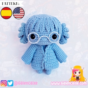 Op de afbeelding: Een gehaakte amigurumi-pop gemaakt van blauw garen, met een witte bril en een blauw jasje. De pop heeft een lichtblauw gezicht en zwarte ogen. De pop staat op een witte achtergrond met een patroon van blauw en wit.