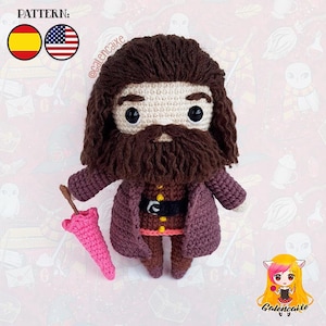Puede incluir: Muñeca de ganchillo hecha a mano de un personaje con barba y pelo castaño largo, y un abrigo morado. La muñeca tiene un paraguas rosa y viste un atuendo marrón. Los ojos de la muñeca son grandes y negros. El texto "PATTERN:" es visible, junto con banderas.