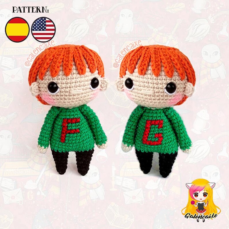 Op de afbeelding: Twee gehaakte amigurumi poppen van een roodharige jongen die een groene trui draagt met een rode letter F erop. De poppen staan op een roze achtergrond met een patroon van witte uilen en andere objecten.