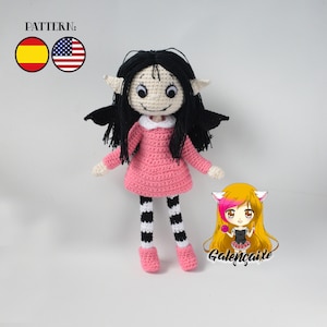 Puede incluir: Muñeca de crochet con pelo negro, vestido rosa, cuello blanco, polainas a rayas blancas y negras y zapatos rosas. La muñeca tiene ojos grandes y una boca pequeña. La muñeca está de pie sobre un fondo blanco. La muñeca es un juguete amigurumi hecho a mano.