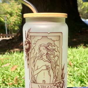 Vaso de vidrio esmerilado con tapa de bambú y pajita, con la carta del tarot del zodíaco Virgo
