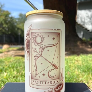 Vaso de vidrio esmerilado con tapa de bambú y pajita, carta del Tarot del Zodíaco Sagitario