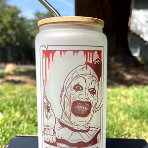 Vaso de vidrio esmerilado Art the Clown con tapa de bambú y pajita