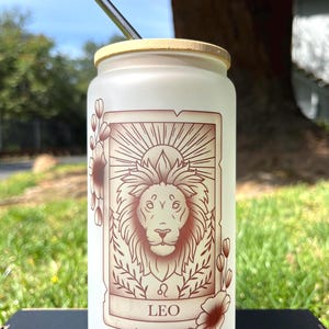 Vaso de vidrio esmerilado con tapa de bambú y pajita, carta del Tarot del Zodíaco Leo