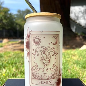 Vaso de vidrio esmerilado con tapa de bambú y pajita, con la carta del Tarot del Zodíaco Géminis