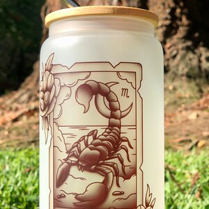 Vaso de vidrio esmerilado con tapa de bambú y pajita, con carta del tarot del zodíaco Escorpio
