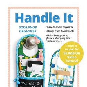 Puede incluir: Un organizador de pomo de puerta colorido con un bolsillo que dice "You are so beautiful to me!" El organizador está hecho de tela y tiene un bolsillo para llaves, teléfono, gafas, listas de compras, correo y más. Incluye un cupón para un tutorial en video.  Handle It Door Knob Organizer.