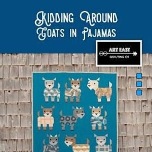 Pode incluir: Um padrão de colcha com um fundo azul com 12 cabras vestindo pijamas. As cabras estão em várias poses e cores, incluindo cinza, branco e marrom. O padrão é intitulado "Kidding Around Goats in Pajamas" e mede 43 polegadas por 60 polegadas.