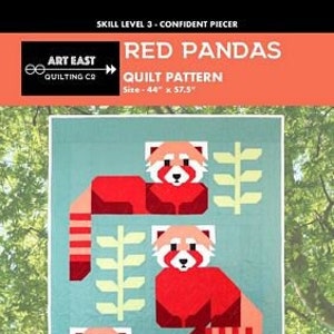 Pode incluir: Um padrão de acolchoado com três pandas vermelhos com folhas verdes sobre um fundo azul esverdeado. O padrão é intitulado "Red Pandas" e é classificado como um padrão de acolchoado "Nível de habilidade 3 - Acolchoador confiante". O padrão é da Art East Quilting Co. e mede 111,76 cm por 146,05 cm.