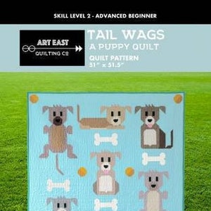 Pode incluir: Um padrão de colcha com um fundo azul e uma grade de oito cães de desenho animado em várias cores, cada um com um osso. O padrão é intitulado "Tail Wags: A Puppy Quilt" e inclui o texto "Art East Quilting Co." e "#TailWagsQuilt".