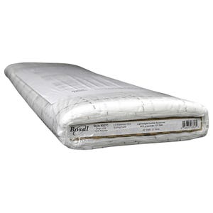 Puede incluir: Un rollo de tela blanca envuelto en plástico transparente. La tela está etiquetada como "Bosal" y "Style #327C". El embalaje indica que es un tejido no tejido fusible ligero, de 121,92 cm de ancho y 22,86 metros de largo.