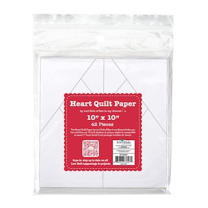 Könnte beinhalten: Eine rote Packung mit 10 Zoll mal 10 Zoll großem Herz-Quiltpapier von Lori Holt of Bee in my Bonnet. Die Packung enthält 42 Blatt Papier und einen QR-Code, um über Lori Holts Neuigkeiten und Projekte auf dem Laufenden zu bleiben.
