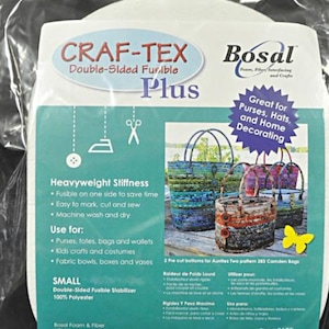 Może przedstawiać: Opakowanie stabilizatora Craf-Tex Double-Sided Fusible Plus. Opakowanie zawiera logo Bosal i tekst wskazujący, że jest idealny do torebek, kapeluszy i dekoracji domu. Jest to mały rozmiar, wykonany w 100% z poliestru.