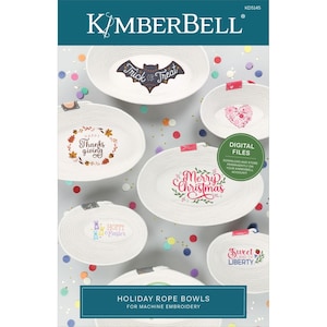 Puede incluir: Un conjunto de seis cuencos de cuerda blanca con diseños bordados para diferentes festividades. Los diseños incluyen "Trick or Treat", "Happy Thanks Giving", "Merry Christmas", "Hoppy Easter", "Sweet Land of Liberty" y un corazón. Los cuencos están sobre un fondo de confeti de colores.