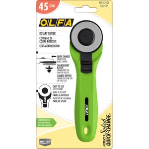 Peut inclure: Coupe-roue rotative verte avec une lame de 45 mm. La coupe-roue dispose d'un système de changement de lame rapide et d'un protège-lame. Elle est étiquetée "OLFA Splash Quick-Change".