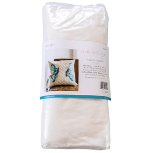 Może przedstawiać: Biała wkładka do poduszki zapakowana w plastik. Opakowanie zawiera etykietę z napisem "Kimberblank Pillow Insert 18x18" i zawiera instrukcje dotyczące używania wkładki z pikowanymi poszewkami na poduszki.