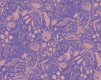 Peut inclure: Motif floral sans couture en violet et pêche. Le motif présente des illustrations détaillées de fleurs, de feuilles et de tiges, créant un aspect riche et texturé. Idéal pour le tissu, le papier peint ou d'autres utilisations décoratives.